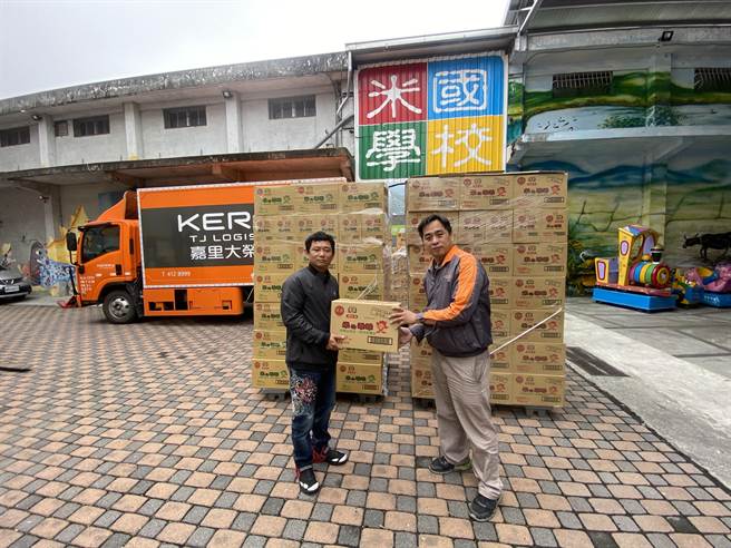 關山鎮農會理事長周敏偉（左）26日特地捐贈台大、台東馬偕醫院近300箱「關山米乖乖」，盼能由零食減緩就醫兒童的不適，受到此舉感動，物流貨運業者所長黃偉閔（右）也共襄盛舉。（蔡旻妤傳真）