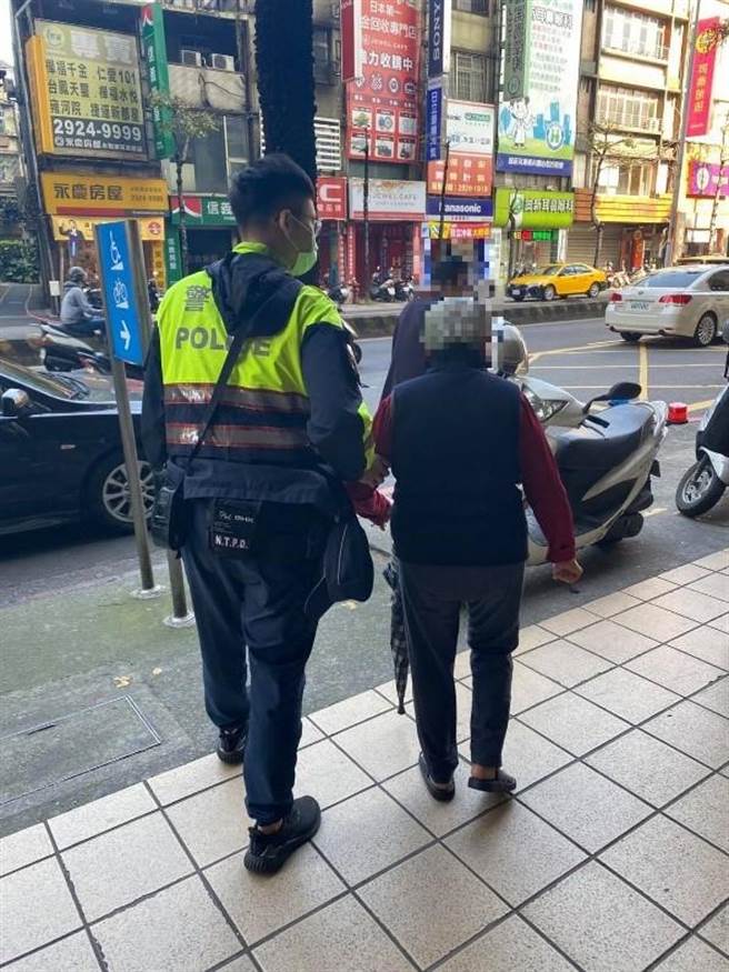新北市永和警分局中正桥派所警员王膺豪及李卓彦协助8旬老妪返家。（永和警分局提供）