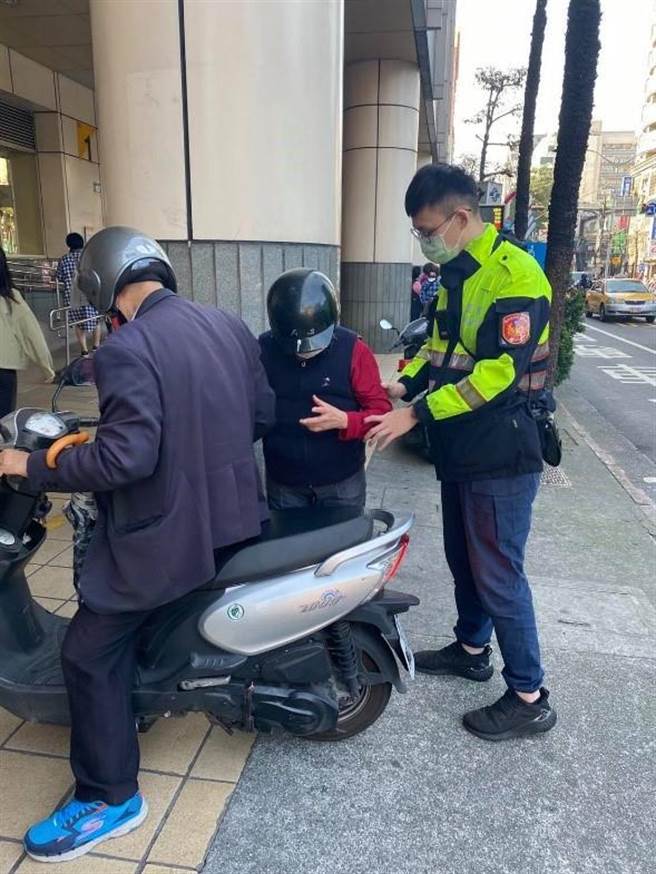 新北市永和警分局中正桥派所警员王膺豪及李卓彦协助8旬老妪返家。（永和警分局提供）