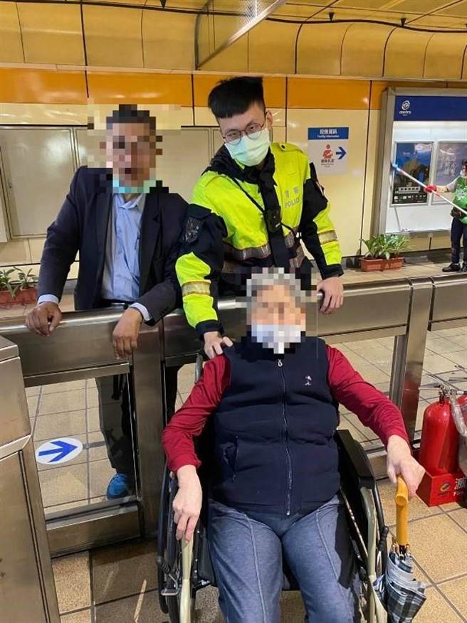 新北市永和警分局中正桥派所警员王膺豪及李卓彦协助8旬老妪返家。（永和警分局提供）