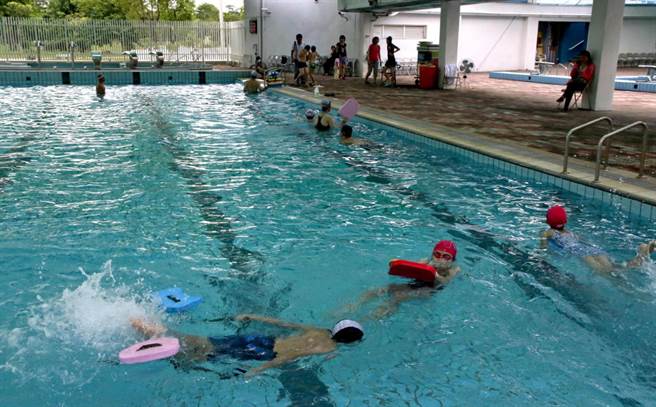 水情转橙，高巿宣布关6座泳池。（运发局提供／曹明正高雄传真）