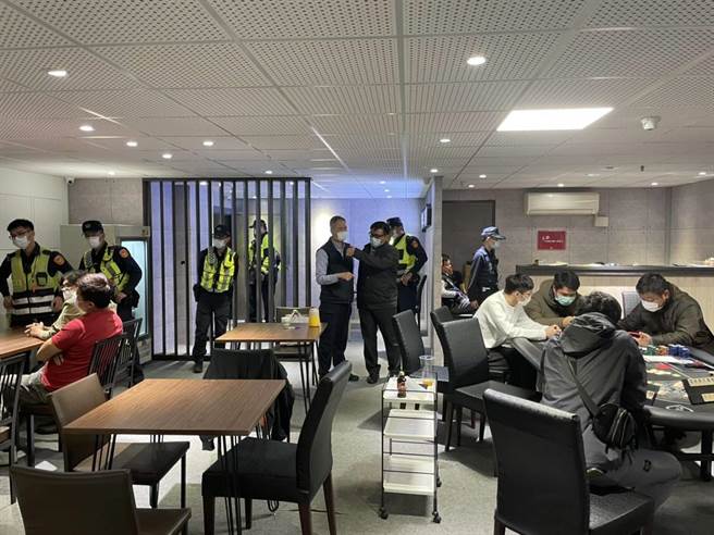 警方查獲職業賭場掛名桌遊協會藏身大樓內，並以籌碼作為賭資，將賭客與賭場負責人、員工全部帶回警局。（讀者提供／程炳璋台南傳真）