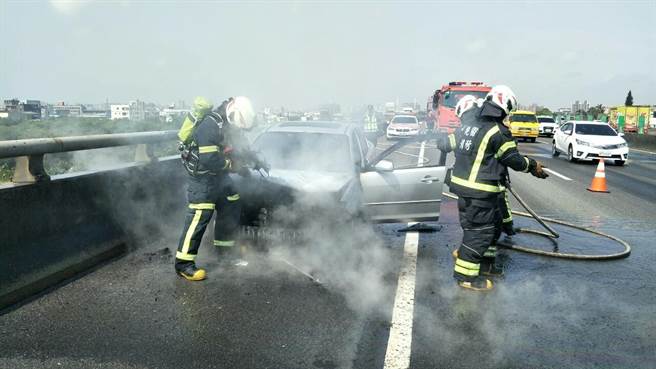 国道2号14.7公里东向26日10时许发生火烧车意外，桃园市消防局中路分队获报，随即前往救援，所幸无人员伤亡受困。（翻摄照片／赖佑维桃园传真）