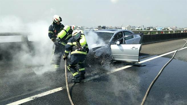 国道2号14.7公里东向26日10时许发生火烧车意外，桃园市消防局中路分队获报，随即前往救援，所幸无人员伤亡受困。（翻摄照片／赖佑维桃园传真）