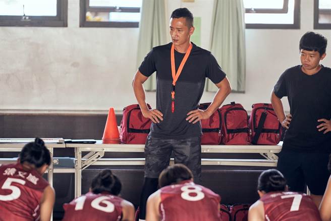 高英轩在《女孩上场》饰演铁血教练。（客家电视台提供）