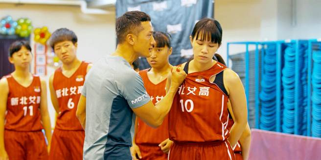 高英轩力道之大快把球衣扯破。（客家电视台提供）