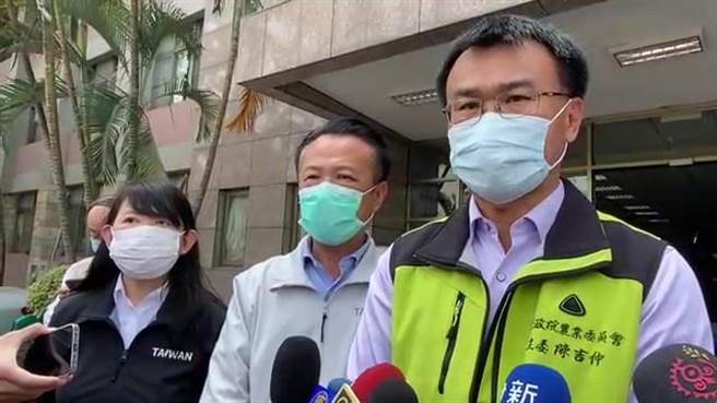 农委会主委陈吉仲坦言下周二讨论藻礁议题。（廖素慧摄）