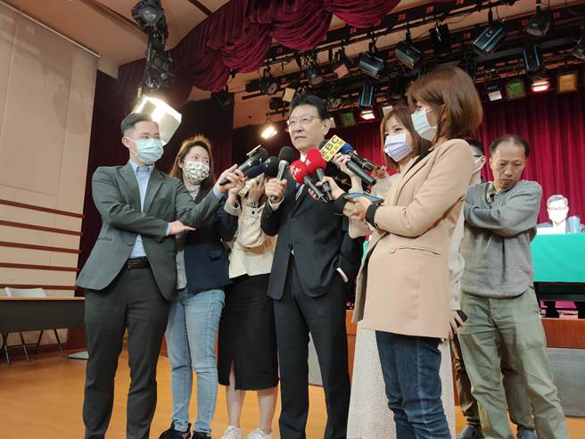 「台灣水荒：從臨渴掘井到未雨綢繆」論壇今(26)日在中廣大樓舉行，中廣董事長趙少康會後被問及，獲邀回國民黨中常會交流時間在何時，趙回應：「他們還沒邀我！」（李侑珊攝）