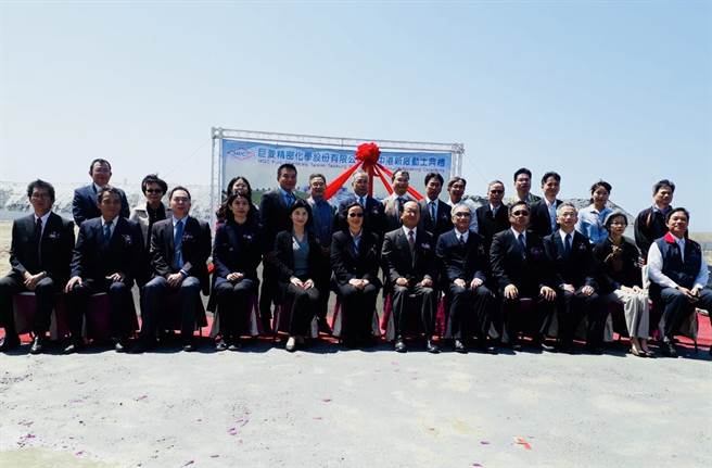 巨菱于台中港扩建新厂，巨菱董事长石川宏道（前排右六）、加工处长杨伯耕（前排右五）、中港分处长梁又文（前排右四）出席动土典礼。（加工处中港分处提供／陈淑娥台中传真）