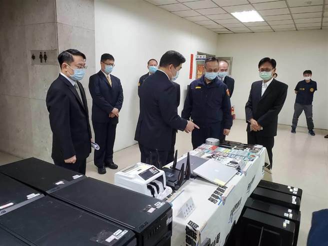 游姓男子等人涉嫌以第三方支付掩飾地下匯兌，今遭依違反銀行法起訴。圖為刑事局日前開破案記者會。（本報資料照片）