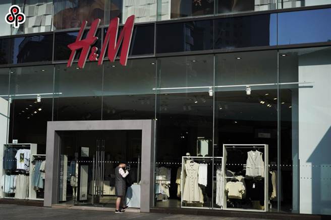 中紡聯：堅決反對排除新疆棉及製品供應鏈錯誤行為。圖為H＆M集團抵制新疆棉花產品引發眾怒，3月25日雲南昆明尚未開門營業的H＆M零售店。（中新社）