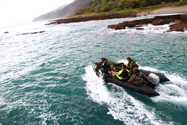 26日天气终于放晴，连海象也好转，前几天因气候不佳无法如计画执行的无人机、水下作业等搜救行动，终于可以齐步出动。（谢佳潾摄）
