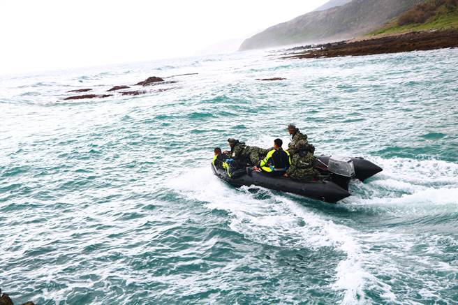 26日天气终于放晴，连海象也好转，前几天因气候不佳无法如计画执行的无人机、水下作业等搜救行动，终于可以齐步出动。（谢佳潾摄）