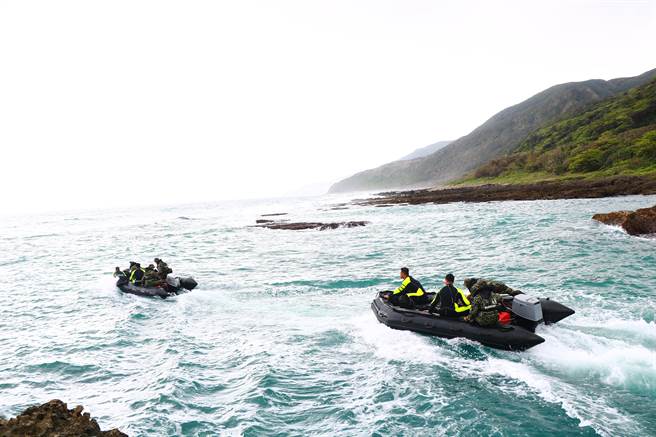 26日天气终于放晴，连海象也好转，前几天因气候不佳无法如计画执行的无人机、水下作业等搜救行动，终于可以齐步出动。（谢佳潾摄）
