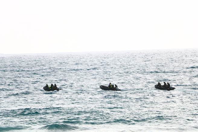 26日天气终于放晴，连海象也好转，前几天因气候不佳无法如计画执行的无人机、水下作业等搜救行动，终于可以齐步出动。（谢佳潾摄）