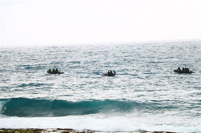 26日天气终于放晴，连海象也好转，前几天因气候不佳无法如计画执行的无人机、水下作业等搜救行动，终于可以齐步出动。（谢佳潾摄）