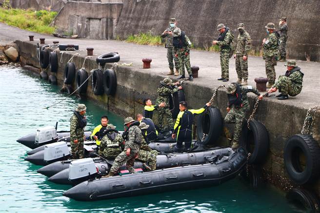 26日天气终于放晴，连海象也好转，前几天因气候不佳无法如计画执行的无人机、水下作业等搜救行动，终于可以齐步出动。（谢佳潾摄）