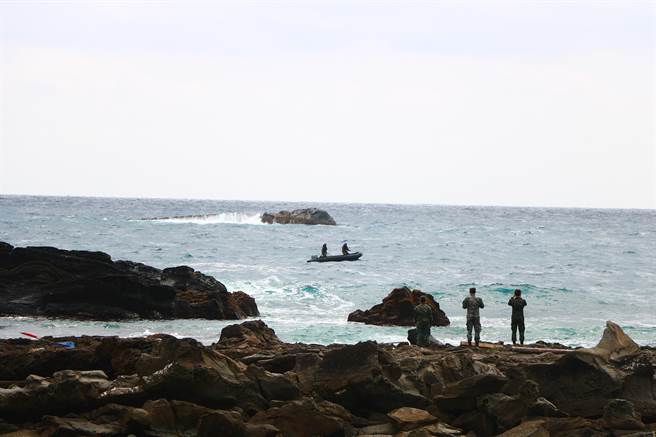 26日天气终于放晴，连海象也好转，前几天因气候不佳无法如计画执行的无人机、水下作业等搜救行动，终于可以齐步出动。（谢佳潾摄）