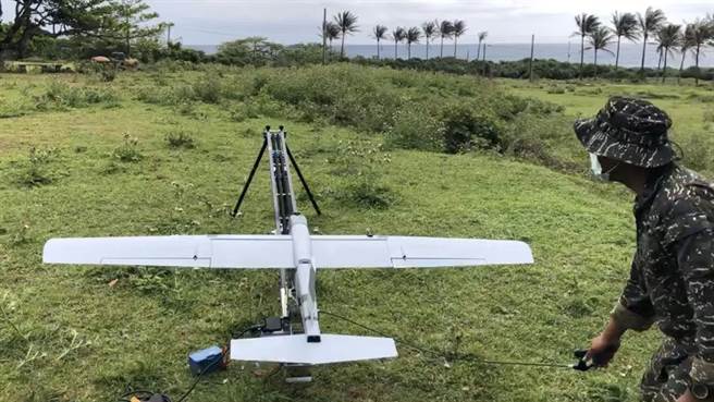 26日天气终于放晴，连海象也好转，前几天因气候不佳无法如计画执行的无人机、水下作业等搜救行动，终于可以齐步出动。（谢佳潾摄）