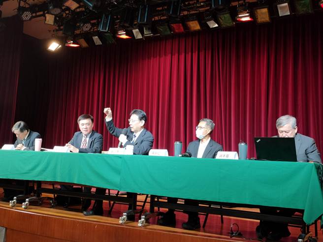 适逢大旱且水情吃紧，中广董事长赵少康(中)今(26)日主持「台湾水荒：从临渴掘井到未雨绸缪」环保论坛，并邀请多名学者专家出席。(李侑珊摄)