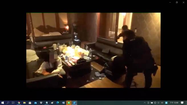 警方衝入汽车旅馆，当场逮捕刚开完毒趴，精神恍惚的陈姓等5名贩毒集团成员。（警方提供／胡健 森宜兰传真）