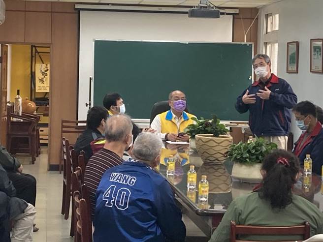 桃园市议员刘胜全于9日举行调解委员会，邀请旭富董事长翁维骏、厂长周文智、受灾里民及里长一同面对面调解。（姜霏摄）