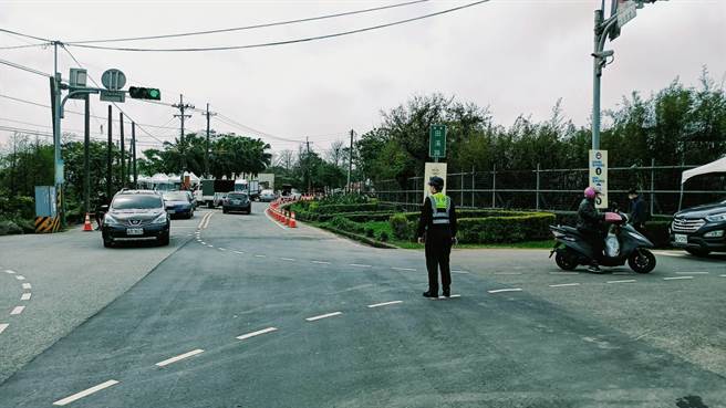 大園分局考量海芋季會造成連假車潮壅塞，將在6路口實施交通管制措施。（姜霏翻攝）