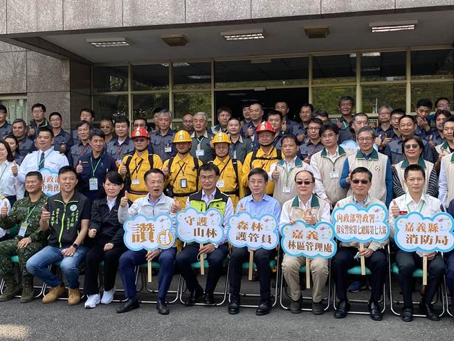 农委会主委陈吉仲、嘉义县长翁章梁26日慰劳救灾人员。（廖素慧摄）