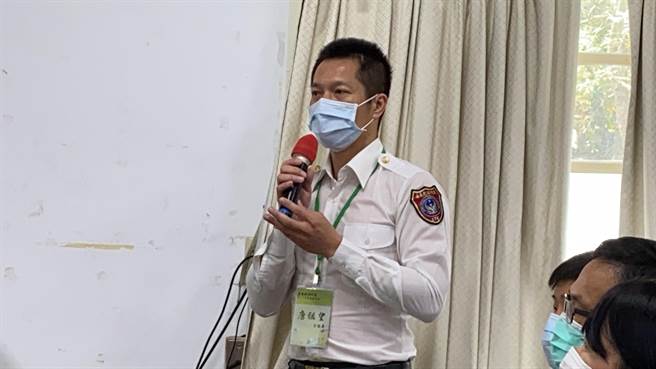 嘉义县消防局第三大队奋起湖分队长唐祖望建议在山区添购可装12吨水的水库车。（廖素慧摄）