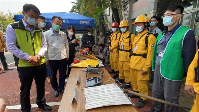 农委会主委陈吉仲、嘉义县长翁章梁视察救灾器材。（廖素慧摄）