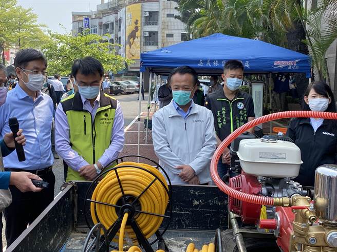 农委会主委陈吉仲、嘉义县长翁章梁听取救灾器材运用的情形。（廖素慧摄）