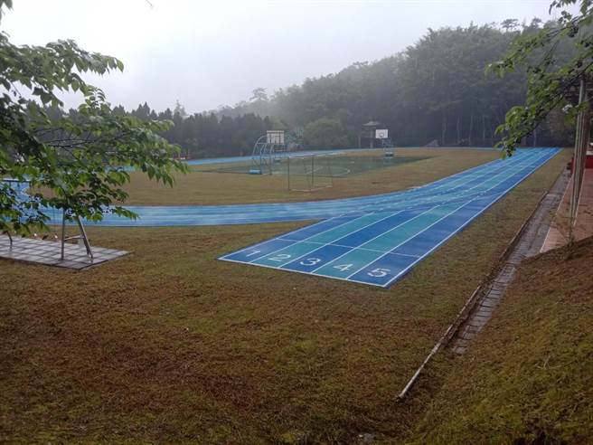 伊达邵国小全新跑道採深浅双蓝的配色，和日月潭碧蓝湖水及湛蓝天空相互辉映，PU跑道为标准200公尺跑道。（南投县政府提供／黄立杰南投传真）