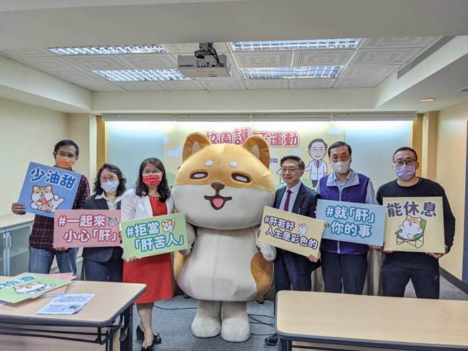 台灣預防醫學會今公布去年調查的爆肝行業網路聲量。（陳人齊攝）