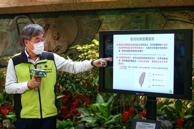 受到去年无颱风侵台影响、降雨量也仅是歷史平均值2至6成，再加上今年春雨偏少，农委会副主委陈骏季表示，评估今年春作农作抵，最易受影响的是浅山坡栽培的落叶性果树、茶及竹笋，其中又以中彰投地区影响明显，面积约有2万8955公顷，呼吁农民应提早因应。（邓博仁摄）