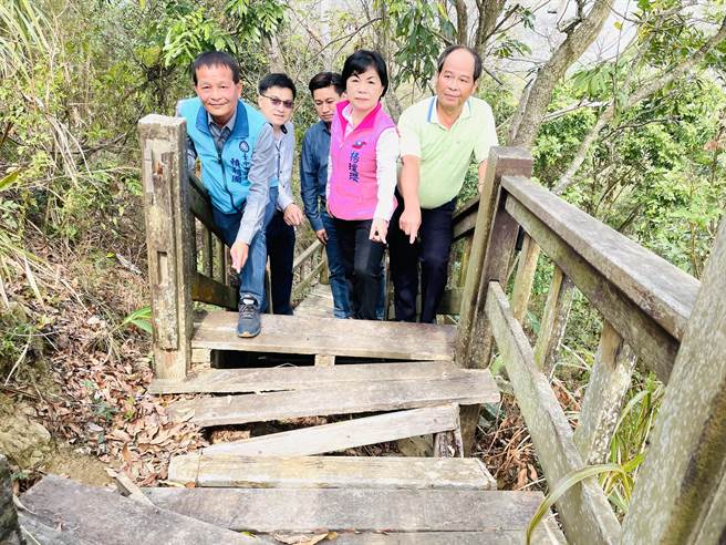 立委杨琼璎（前排中）、台中市议员赖朝国（前排左）会勘潭子新田万里长城登山步道并争取修復。（王文吉摄）