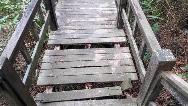 潭子新田万里长城登山步道木栈道腐朽残破，当地里长担心民眾踩空受伤。（王文吉摄）