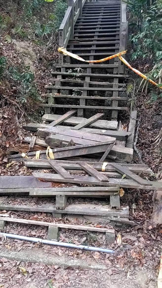潭子新田万里长城登山步道木栈道腐朽残破，部分路段已拉起封锁线禁止通行。（王文吉摄）