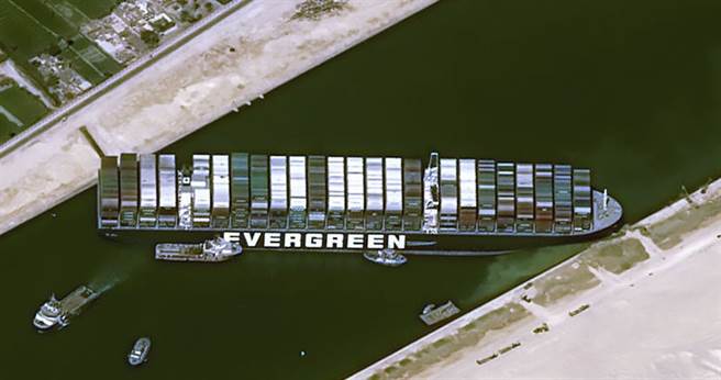 25日的卫星影像显示，长荣海运货柜轮「长赐」号仍卡在苏伊士运河内。（Distribution Airbus DS/美联社）