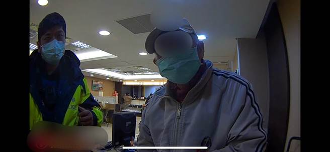 苗栗市年约7旬的顏姓老翁，日前接获诈骗集团以通讯软体，自称是某外资银行投资部经理，称比特币正夯，邀请老翁参与投资「发大财」，老翁准备匯款300万元到诈骗集团帐户时，被银行行员发觉并通报警方。（警方提供）