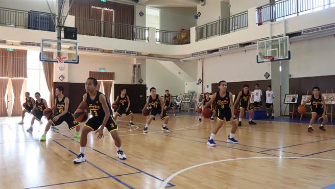 丰阳国中活动中心设备及场地工程针对室内篮球场铺设木质地板与周边设施，提供师生教学训练更完善的环境。（王文吉摄）