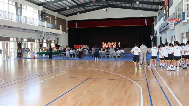 立委江启臣争取丰阳国中活动中心设备及场地工程1780万元经费。（王文吉摄）