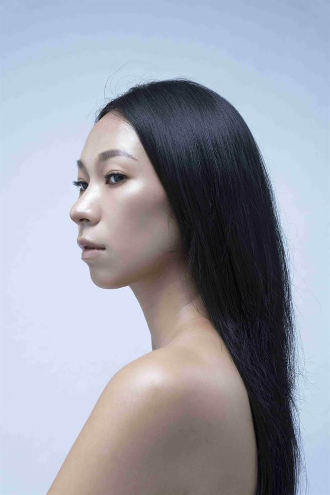 雅维·茉芮宣传照中仅用长髮遮住胸部。（独一无二娱乐文化提供）