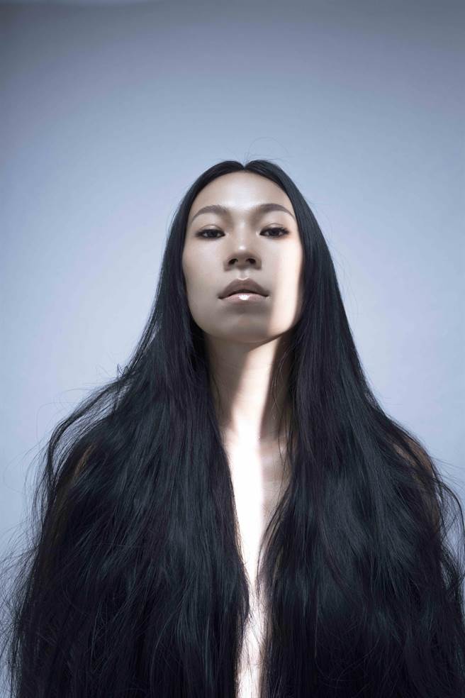 雅维·茉芮宣传照中仅用长髮遮住胸部。（独一无二娱乐文化提供）