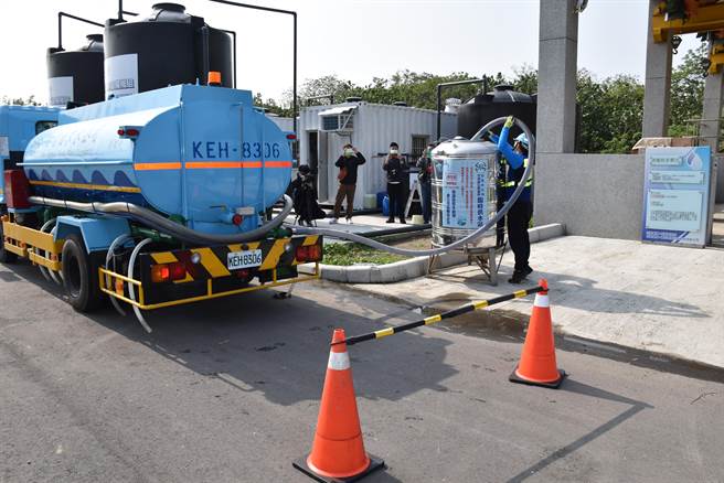 苗栗縣政府26抗旱整備演練臨時供水站供水。（謝明俊攝）