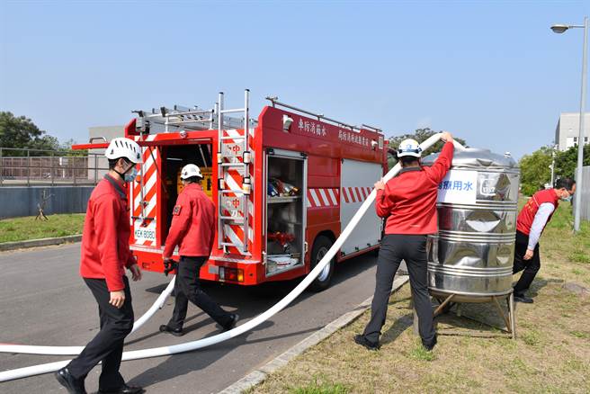 苗栗縣政府抗旱整備演練模擬利用消防水車供應醫療用水。（謝明俊攝）