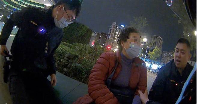 員警耐心安撫老婦情緒，阻止憾事發生。（翻攝照片／林郁平台北傳真）