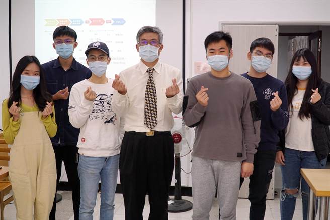 大叶大学药保系硕士班学生都很喜欢台中荣总曾崇育医师（中）的互动式教学，学习到很多。（大叶大学提供／谢琼云彰化报导）