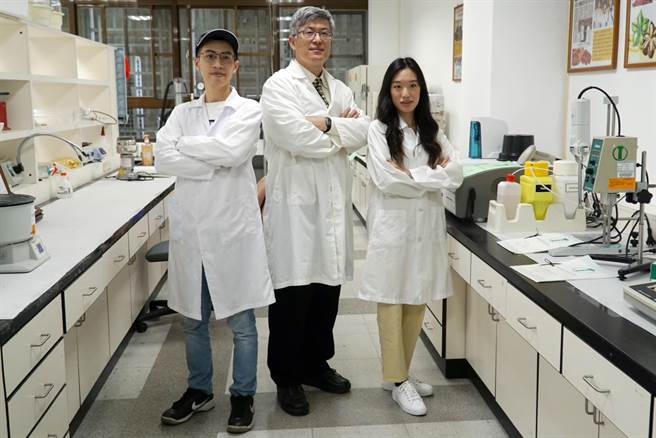 台中荣总关节重建科主任曾崇育（中）分享产业经验给大叶大学药保系硕士班学生。（大叶大学提供／谢琼云彰化报导）