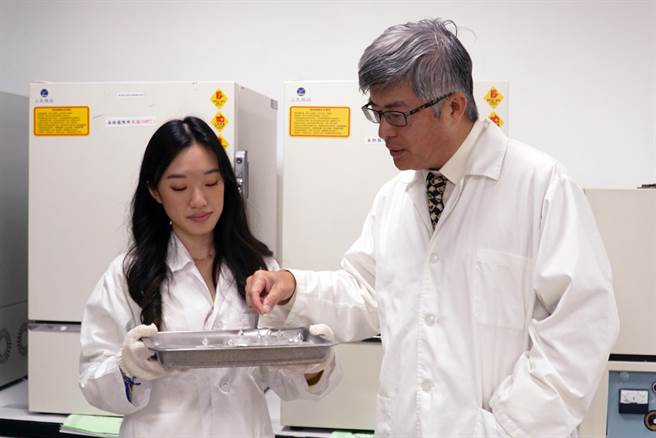 曾崇育医师（右）与大叶大学药保系硕士班印尼籍学生林慧霞（左）讨论她参与的保健食品产学合作计画。（大叶大学提供／谢琼云彰化报导）