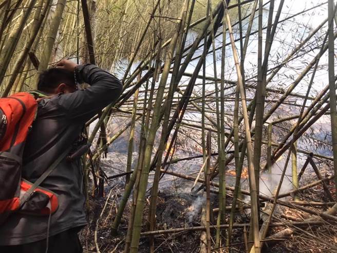 嘉义县达邦公路第一个明隧道上边坡今天下午又起火。（翻摄自阿里山邹族部落道路资讯脸书／张亦惠嘉县传真）